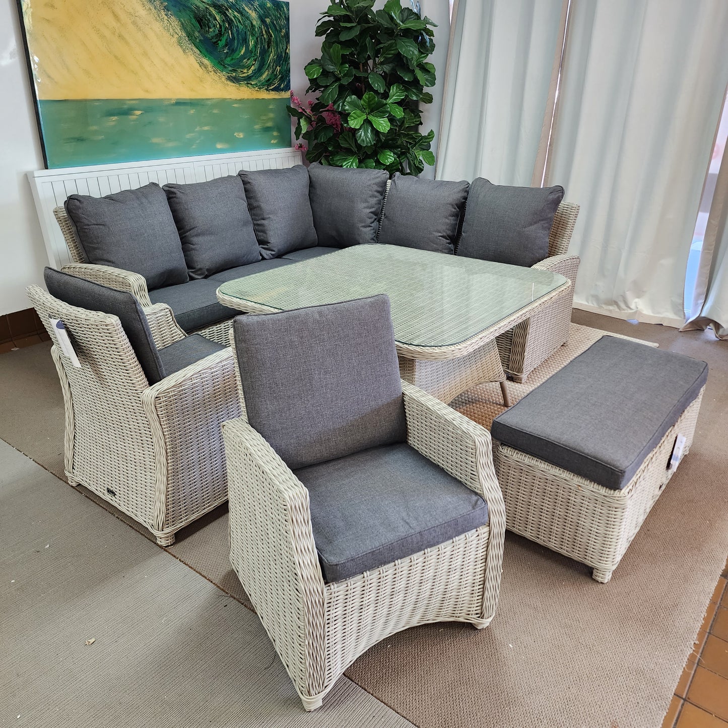 Large corner outdoor entertaining setting